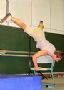 Parcours-Turnen: Statt Reck und Barren macht dieser Sportler seine �bungen auf einem Stuhl.